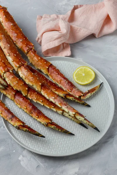 Luxury Kamchatka Crab Claw Gray Plate Lemon Slice Pink Napkin — Stock Photo, Image