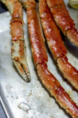 Lüks Kral kar yengecin pençe metal tepsi siyah arka plan üzerine, limonlu