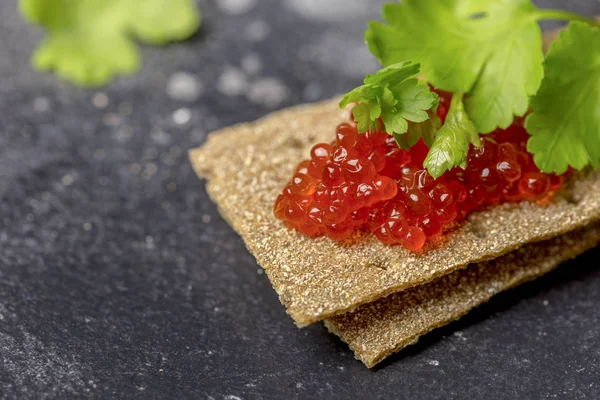 Pan Crujiente Grano Con Caviar Rojo Perejil Fondo Negro Sándwich — Foto de Stock