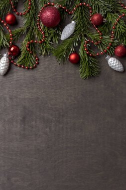 Noel ve yeni yıl Noel brunch ve Noel oyuncaklar ahşap arka plan, arka plan. Yatay şablonu. dekorasyon öğesi ve kopya alanı