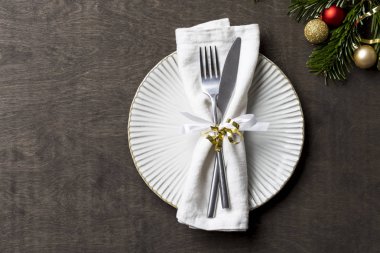 Noel tablo ayarını beyaz tabakta çatal ve bıçak ve Noel şenlikli süslemeleri ile. Arka plan, yakın çekim, alanı Kopyala