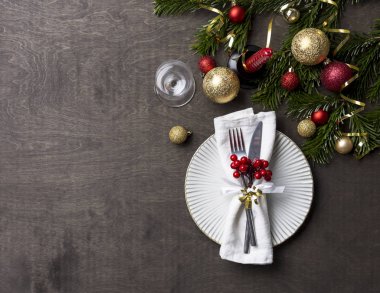 Tatil Noel yer ayar çatal ve bıçak, cam, şerit, çilek ve Noel süsleri, yılbaşı arka plan, Masa üstü, yakın çekim