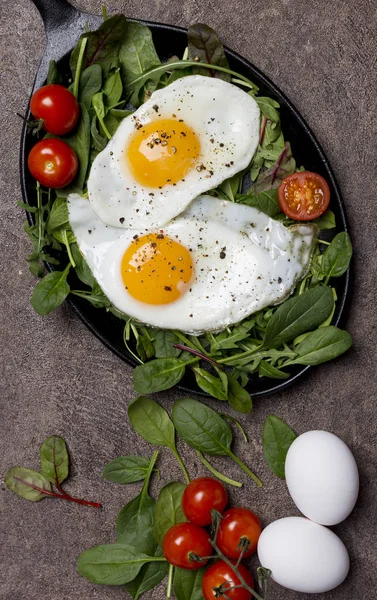 Fried Eggs Fresh Herbs Cherry Tomatoes Pan Breakfast Brown Background — 图库照片