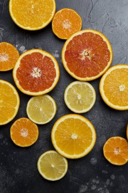 Portakal, greyfurt, limon, mandalina, koyu arka plan ile renkli narenciye arka plan