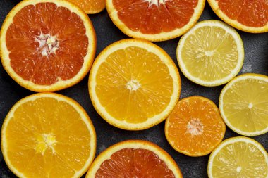 Portakal, greyfurt, limon, mandalina, koyu arka plan ile renkli narenciye arka plan