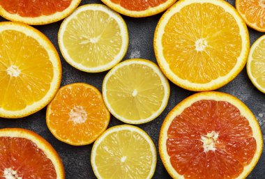 Portakal, greyfurt, limon, mandalina, koyu arka plan ile renkli narenciye arka plan