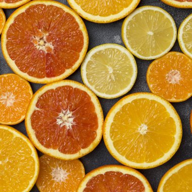 Narenciye renkli arka plan portakal, greyfurt, limon, mandalina, koyu arka plan ile. Senin metin için yer