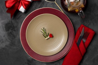 Çatal, bıçak, Çaydanlık, biberiye brunch plaka siyah bir tablo ile hediye kutusu ve kalp çukur ile Sevgililer günü Festival tablo ayarı. Üstten görünüm. Yakın çekim
