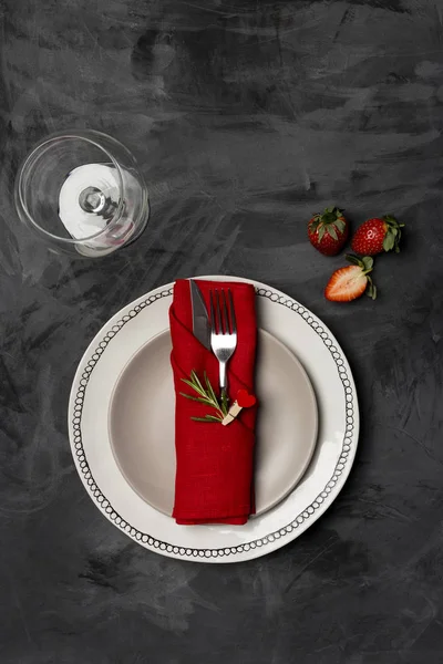 Valentinstag Tischdekoration Und Romantisches Dinner Konzept Nahaufnahme Weißer Teller Mit — Stockfoto