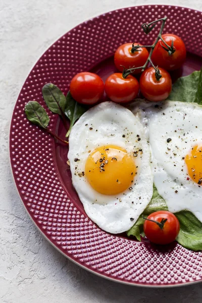 Ovos Saborosos Café Manhã Com Sal Pimenta Salada Fresca Tomate — Fotografia de Stock