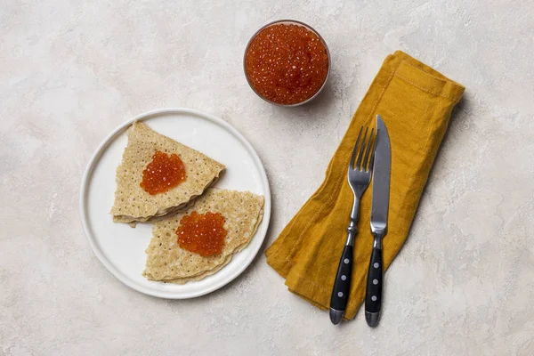 Blini Fresco Delgado Festivo Con Caviar Rojo Tenedor Cuchillo Servilleta — Foto de Stock