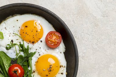 Boş alan otlar ve kiraz domates Pan kızarmış yumurta ile. Sol kenar köşe, boş alan