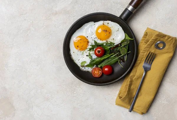 Concepto Desayuno Vista Desde Arriba Dos Huevos Fritos Con Rúcula —  Fotos de Stock