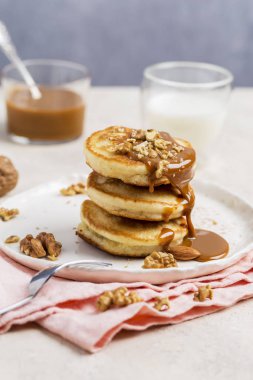 Karamel ve fındık, çatal ve peçete ile beyaz arka plan ile krep yığını. Kavramı yiyecek, gıda shrove