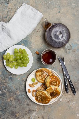 Karamel ve üzüm ve çay ile fındık ile Pancakes