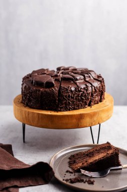 Stand plaka, dikey boş alan üzerinde çikolatalı pasta dilimi ile çikolatalı kek