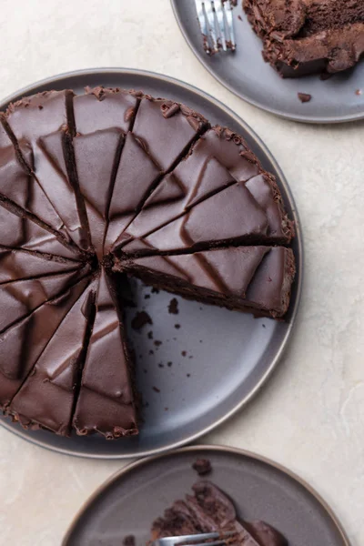 Rebanada de pastel de queso de chocolate en plato gris, por encima de la vista sobre un fondo de hormigón gris — Foto de Stock