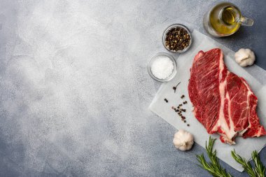 Çiğ et. Ham sığır eti biftek biberiye ve baharatlar ile. Üstten Görünüm kopya alanı.