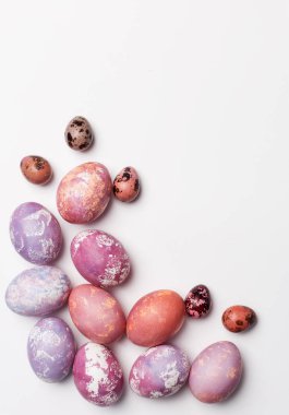Beyaz zemin üzerine, tatil doku izole Paskalya yumurtaları