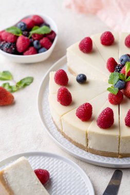 Doğum günü pastası ile tüm pasta beyaz masa üzerinde parça