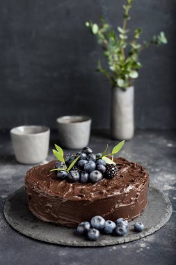 Tatil çikolatalı kek bardak koyu gri arka plan üzerinde