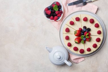 Üstten Görünüm tatil pasta üzerinde açık renkli meyveleri ile