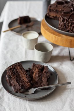 Masada çikolatalı pasta dilimleri