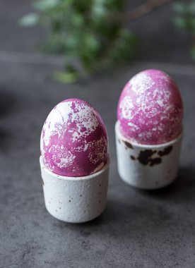 Yumurtalık siyah arka plan üzerinde renkli yumurta