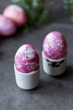 Yumurtalık siyah arka plan üzerinde renkli yumurta