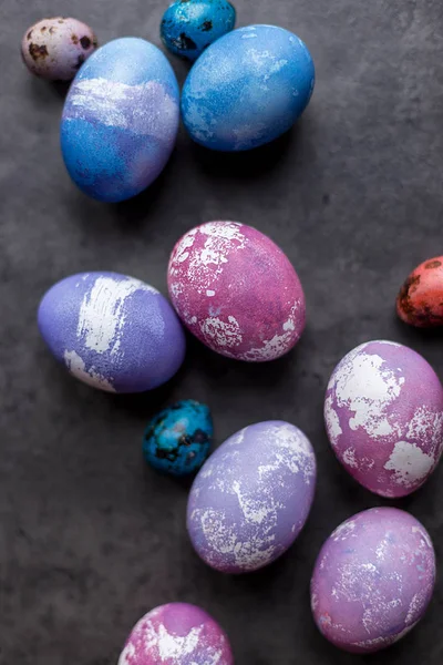 Барвисті розмальовані великодні яйця на темному фоні . — стокове фото