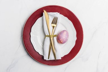 Mermer arka planda Paskalya için tablo ayarı