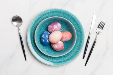 Plaka içinde Paskalya yumurtaları ile masa ayarı