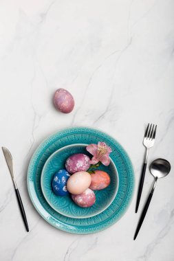 Plaka içinde Paskalya yumurtaları ile masa ayarı