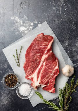 Gri beton arka planda zanaat kağıt üzerinde sığır eti lezzetli kesim yakın