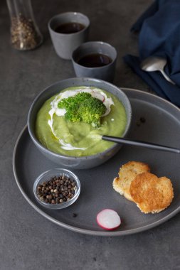 Gri kasebrokoli ve ekşi krema ile Krem çorba