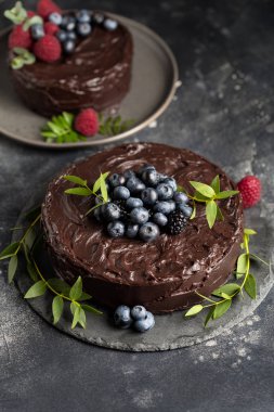 Koyu arka planda çikolata ve çilek ile Kek