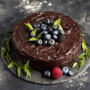 Koyu arka planda çikolata ve çilek ile Kek