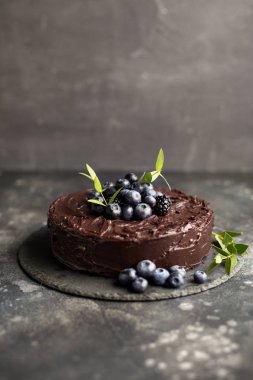 Gri arka planda alan tatil pastası kopyalayın