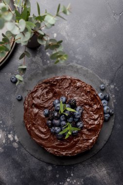 Gri arka plan üzerinde masa üstü çikolatalı kek