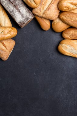 Koyu masa üzerinde ekmek ile dikey kenarlık