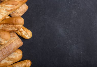 Çeşitli ekmek ve buns taş masada. Metin alanı olan üstten görünüm