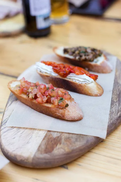 Bruschetta with tomatoes and herbs — Stock Photo, Image