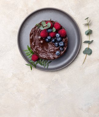 Hafif arka planda çikolatalı kek ile boş alan