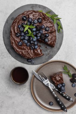 Hafif arka plan üzerinde bütün pasta ile Masa üstü çikolatalı kek