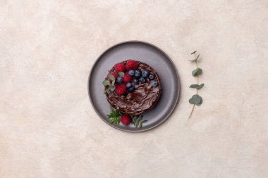 Çilek üst görünümü ile doğum günü pastası