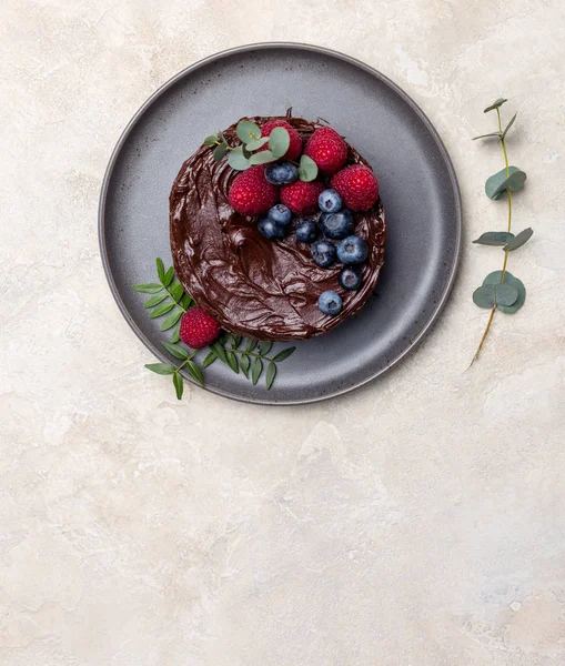 Hafif arka planda çikolatalı kek ile boş alan