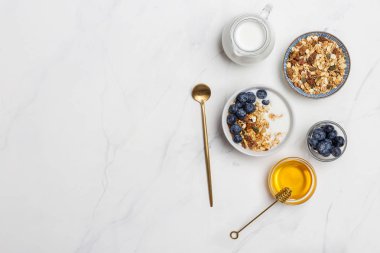 Yulaf, süt, yaban mersini ve bal düz yatıyordu ile ücretsiz uzay tahıl