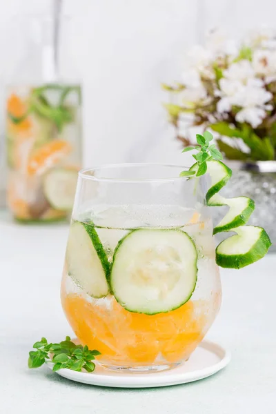 Bebida refrescante con mandarina y pepino — Foto de Stock