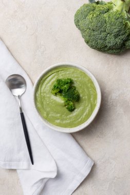 Brokoli ile üst görünüm krem çorba