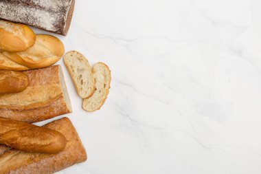 Kepekli, beyaz ve kahverengi ekmek beyaz arka plan üzerinde